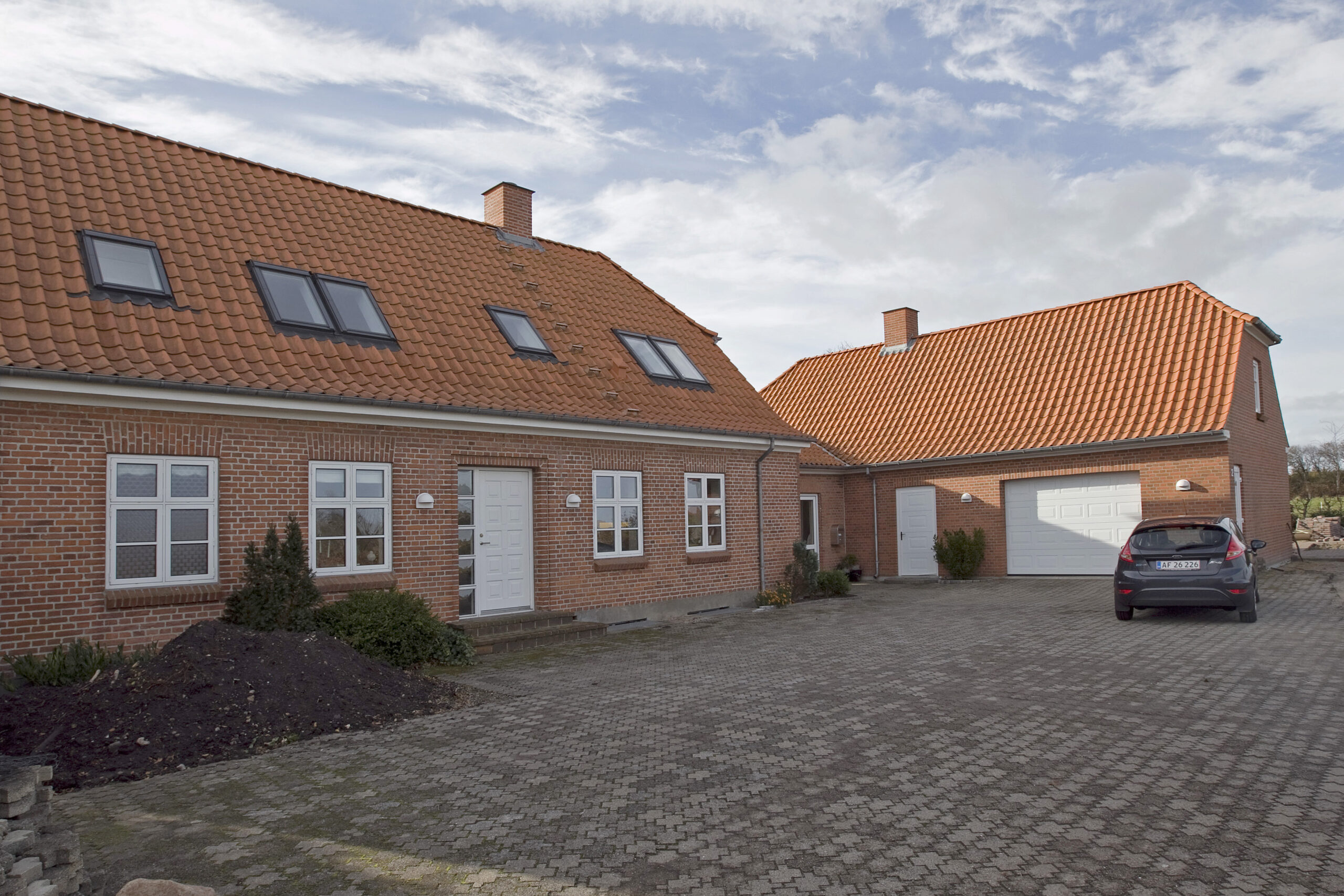 Rødstenshus med tegltag og garage