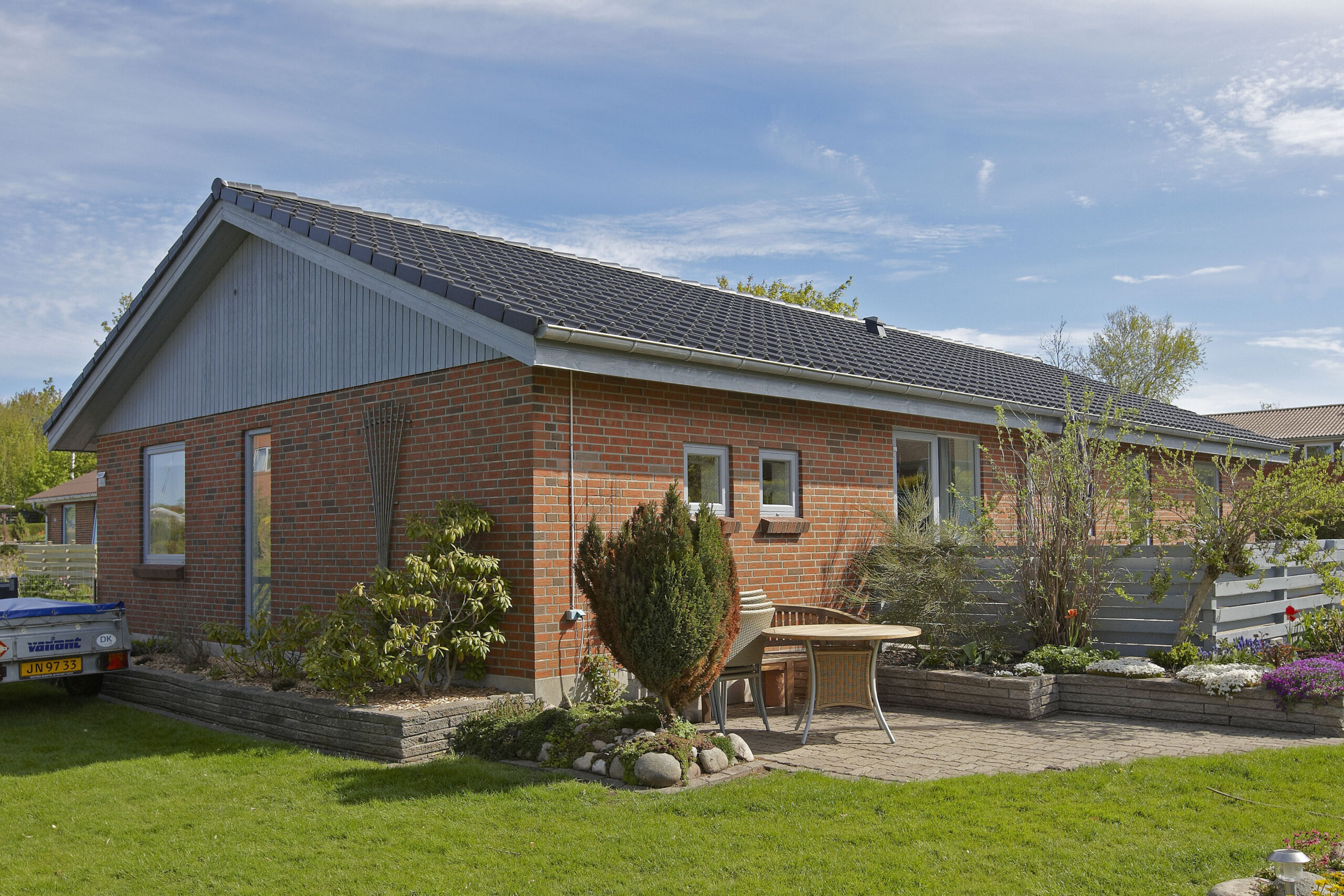 Rød murstensvilla med have og terrasse