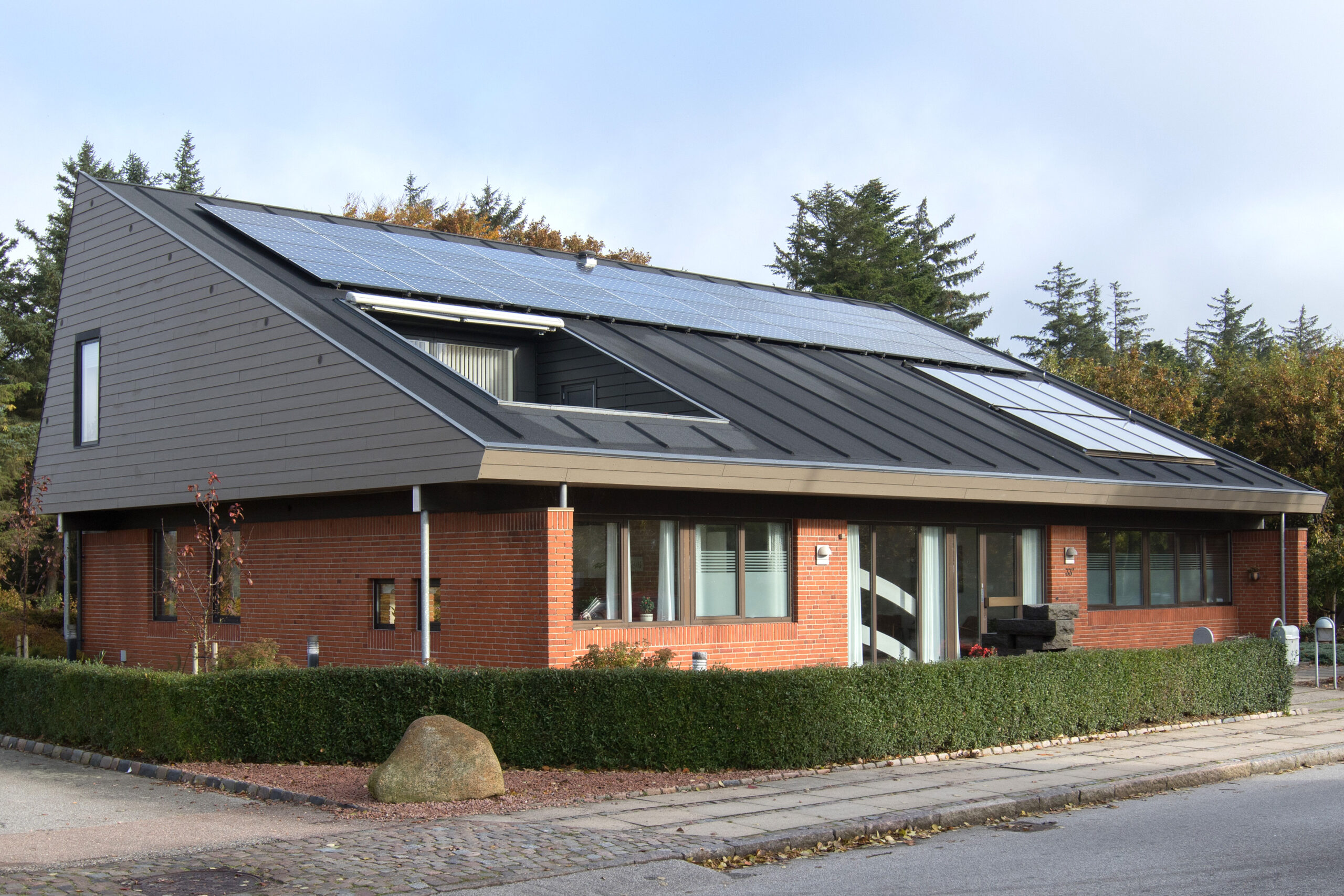 Moderne murstenshus med solceller på taget