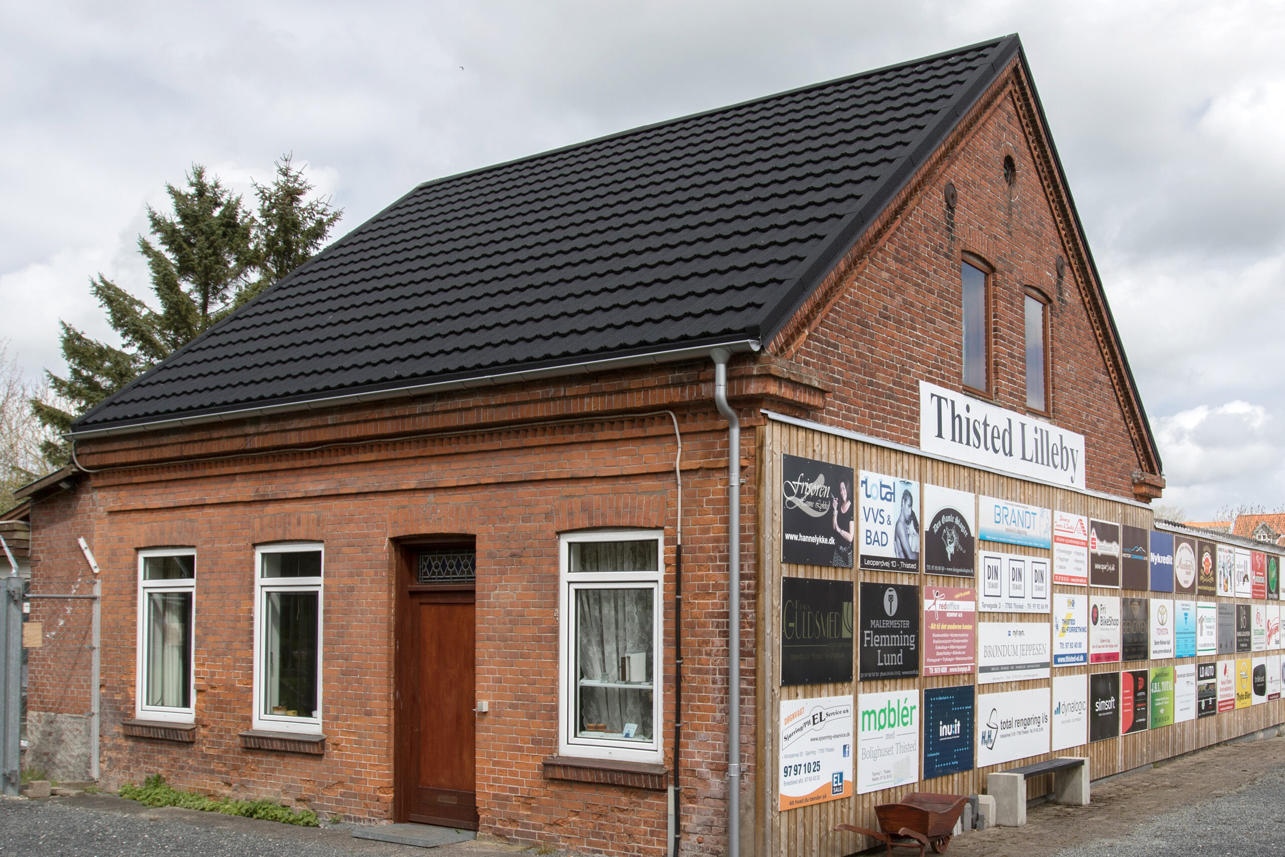 Rødstensbygning med skiltet Thisted Lilleby
