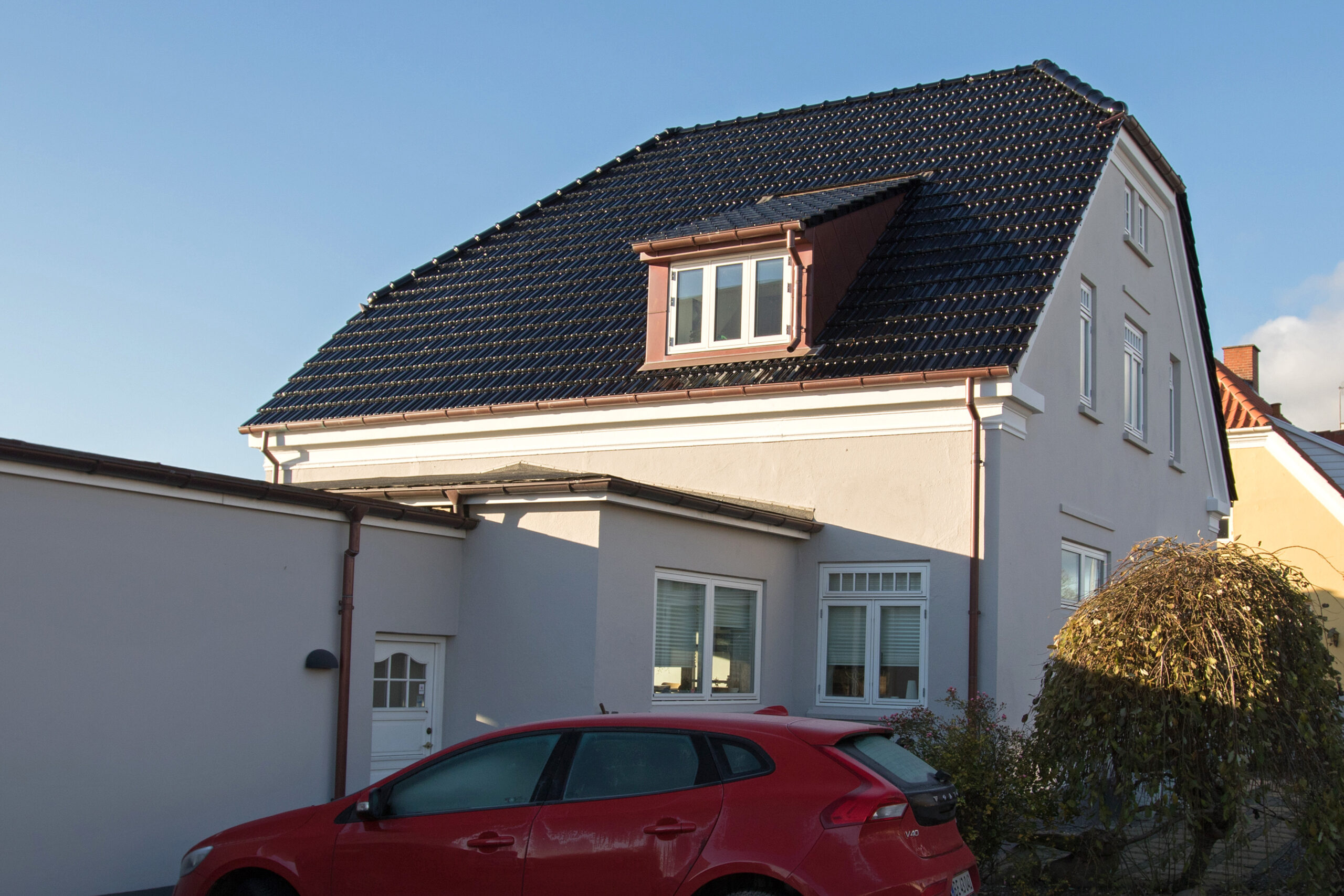 Hus med sort tegltag og kvist