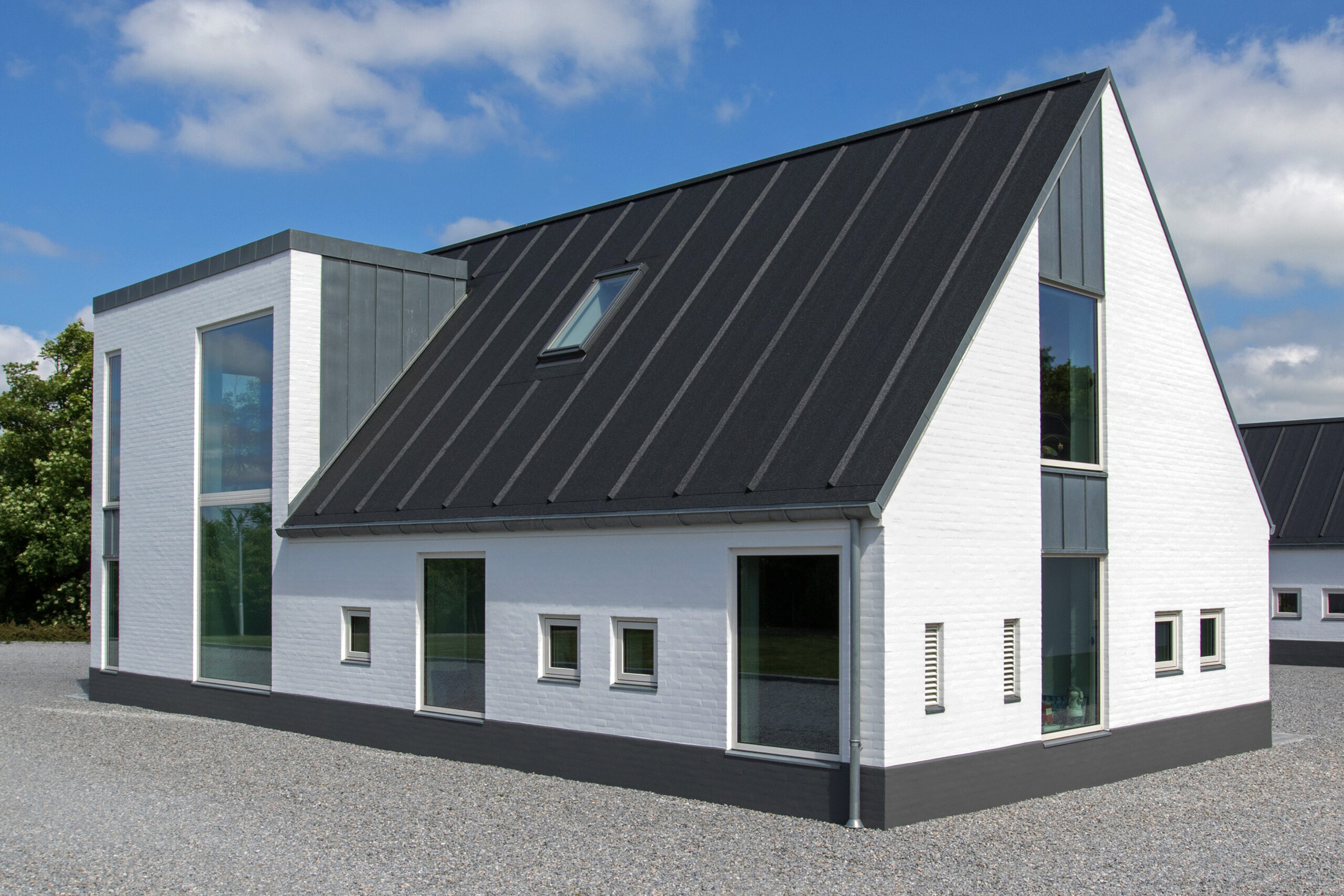 Moderne hvidt hus med sort metaltag