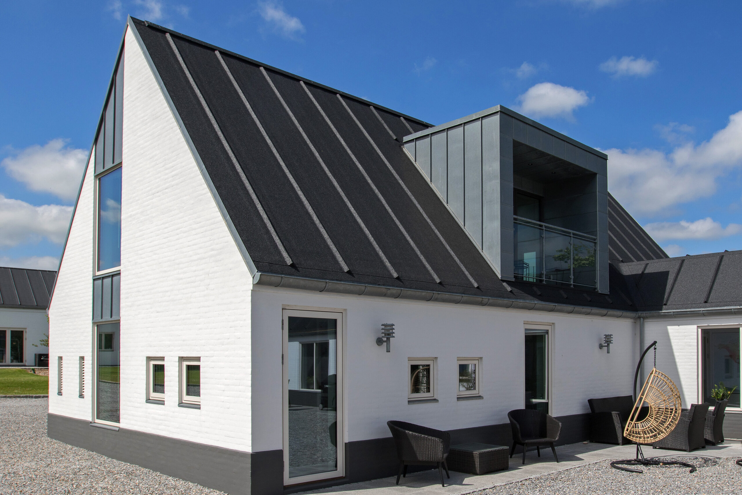 Moderne hvidt hus med sort metaltag