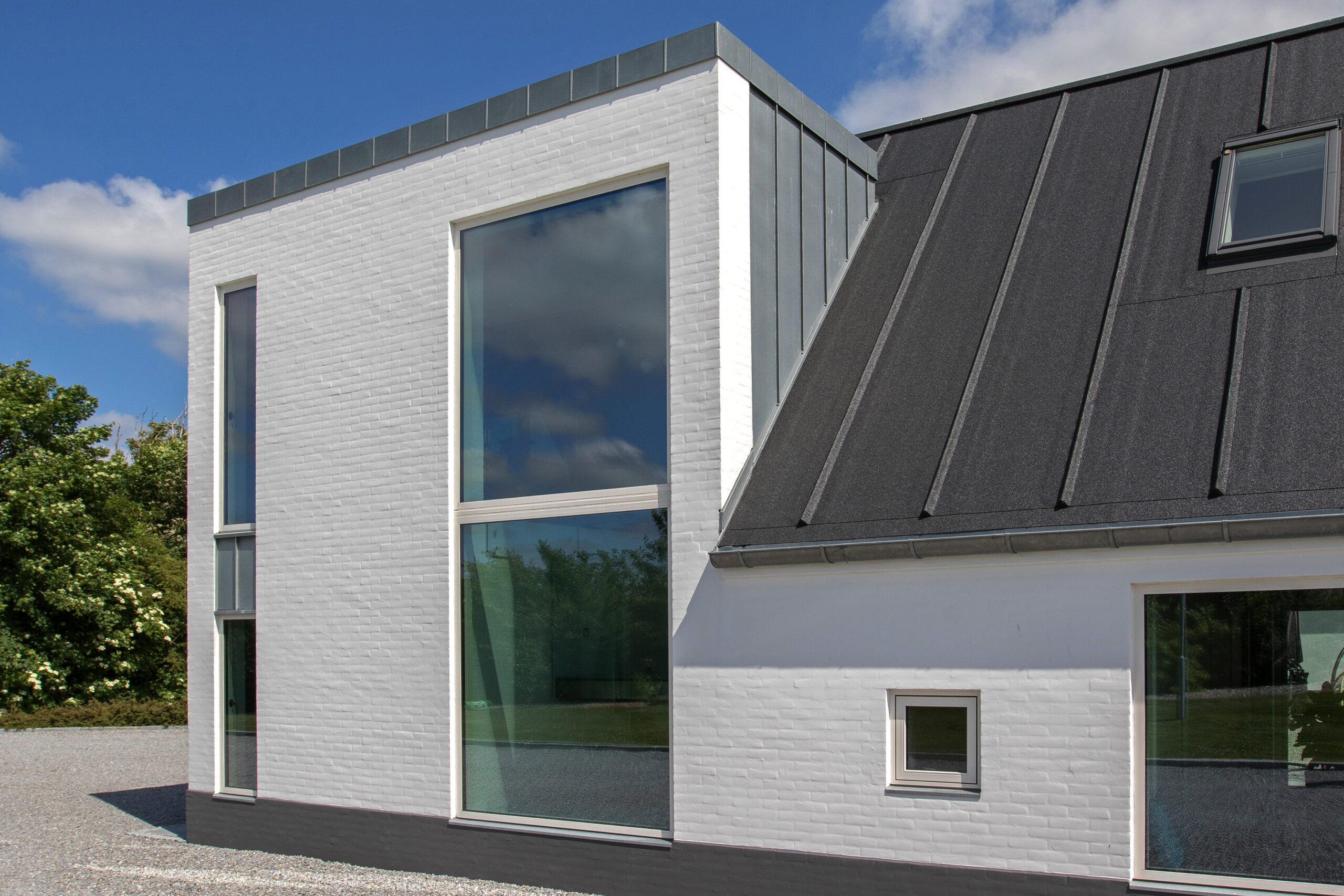 Moderne hvid murstensvilla med store vinduespartier