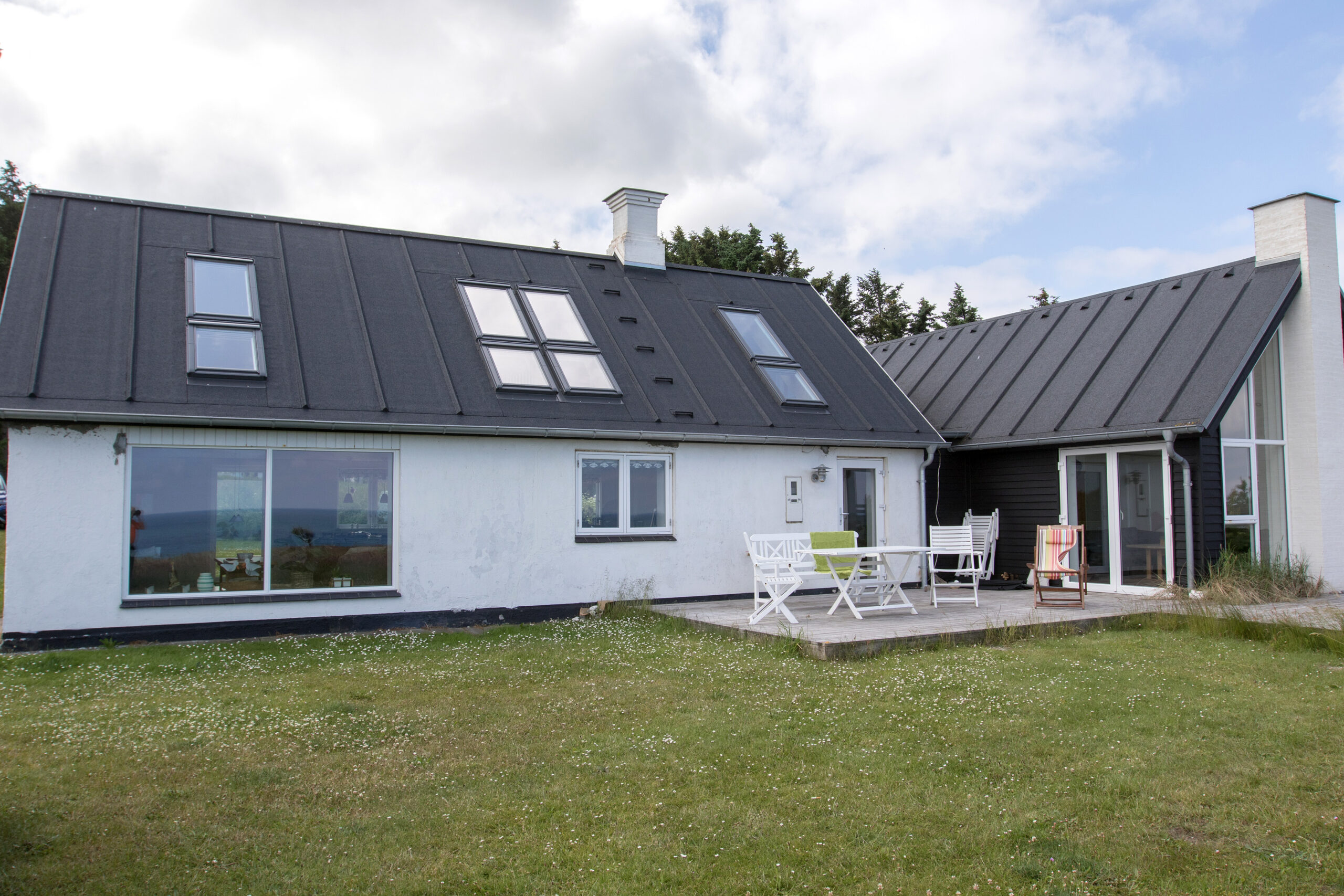 Moderne hus med sort tag og træterrasse