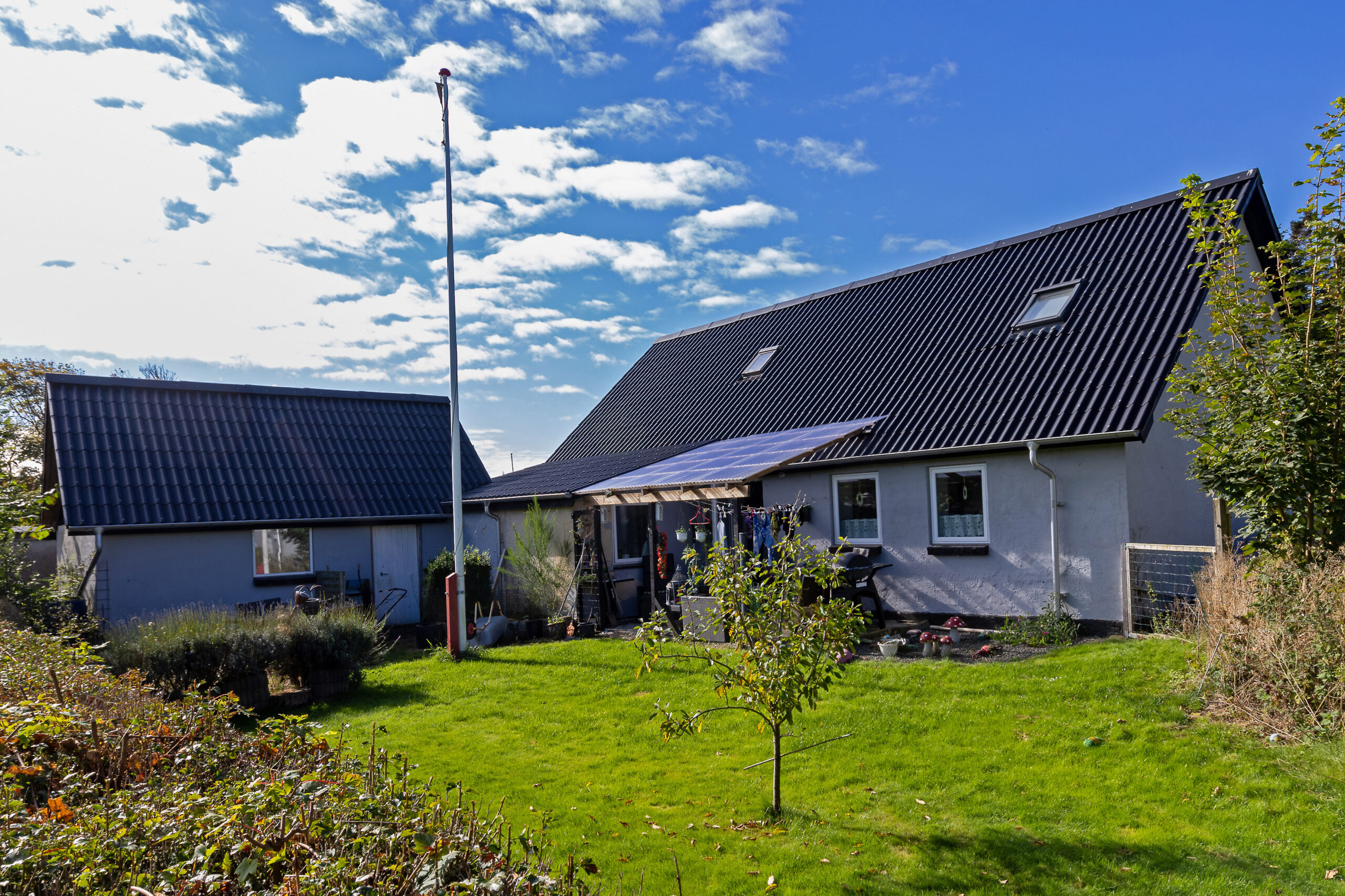 Parcelhus med solceller og grøn have