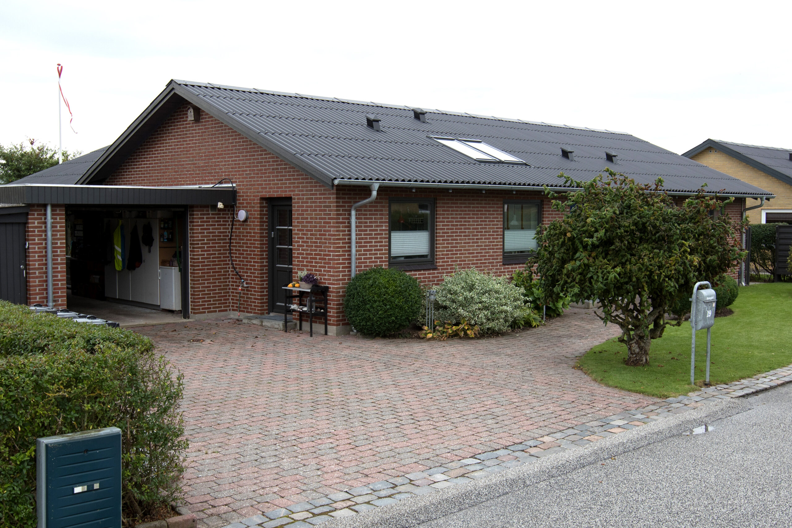 Rødstensvilla med garage og indkørsel