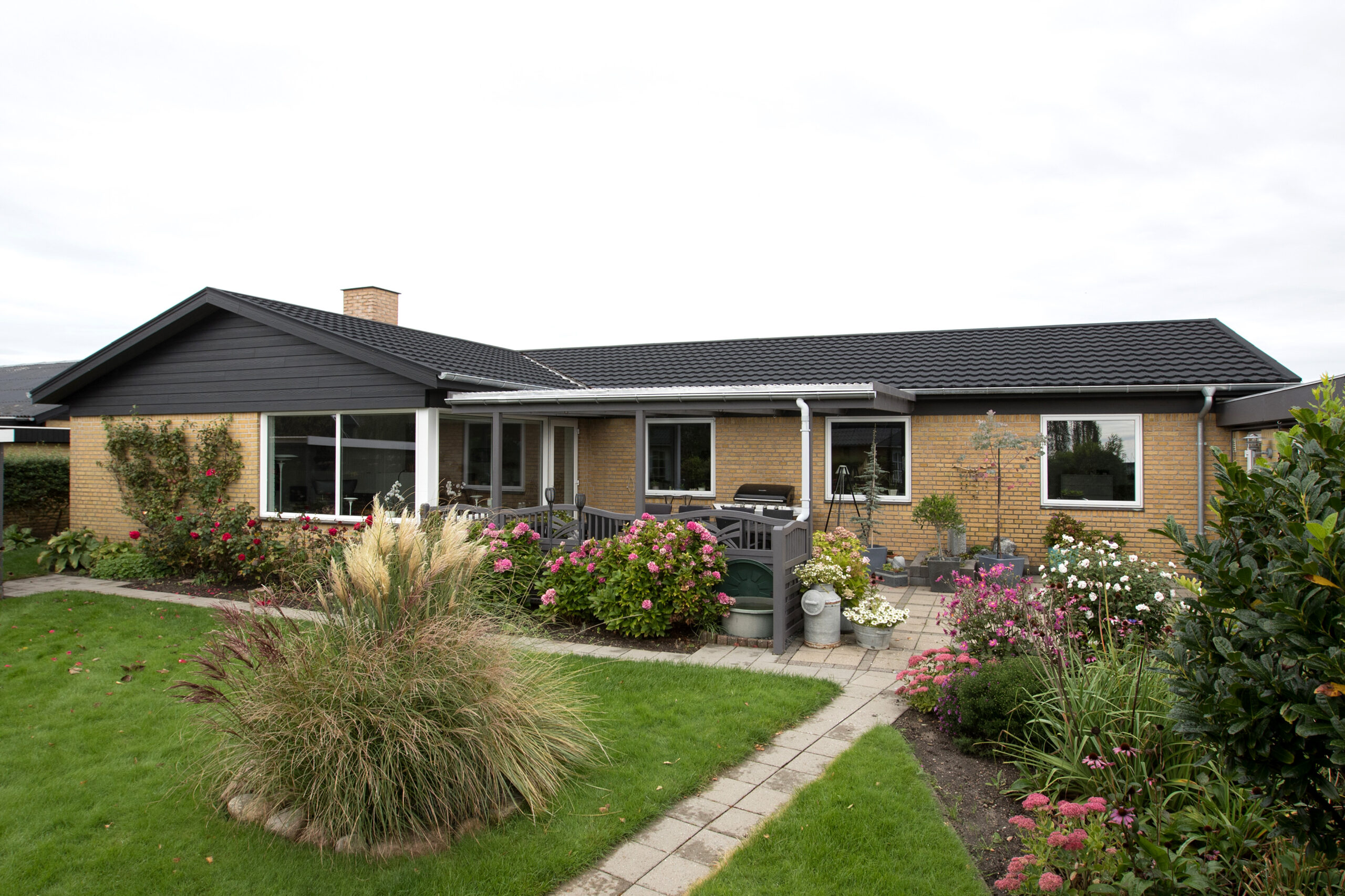 Etplans murstenshus med frodig have og terrasse