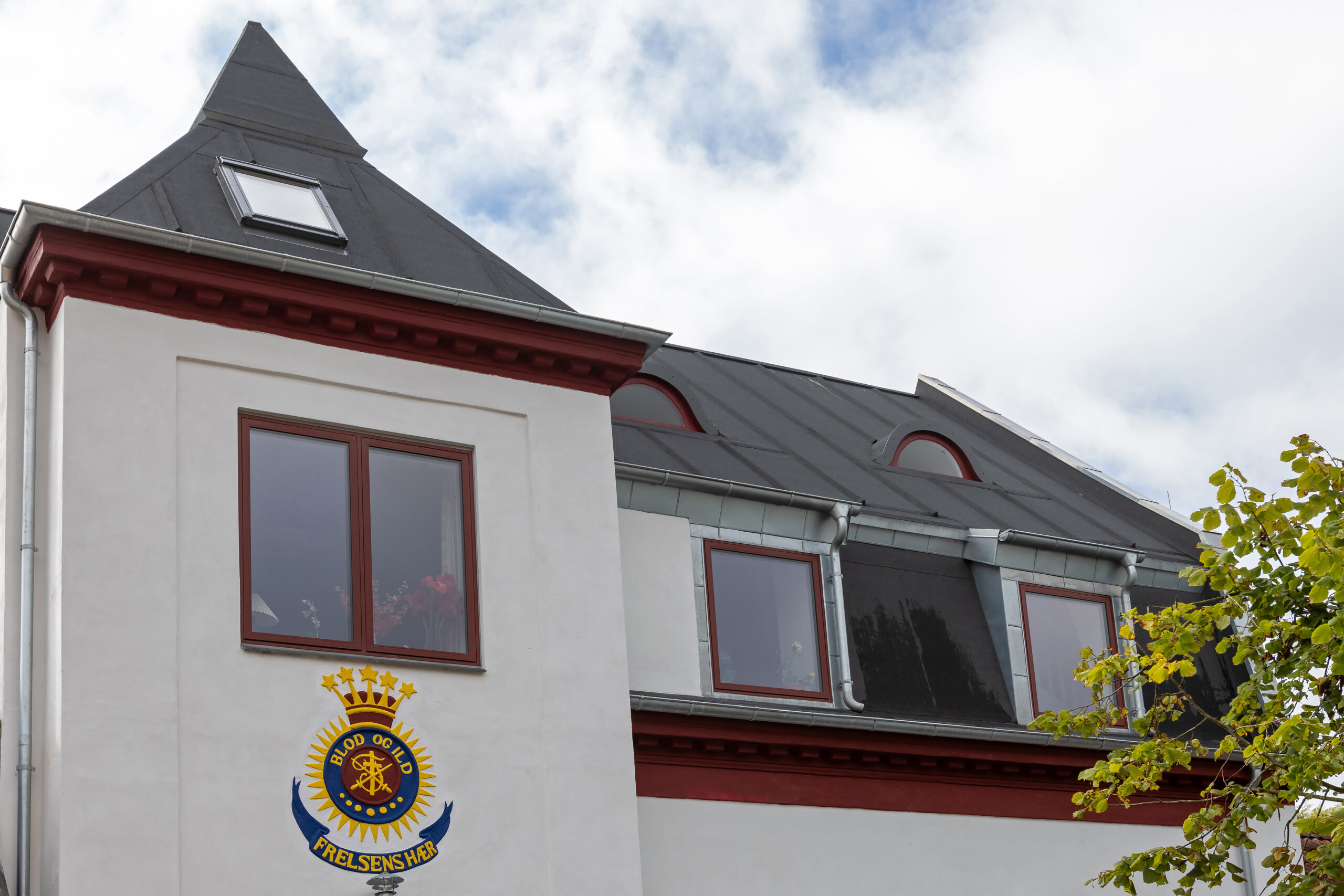 Øverste del af bygning med Frelsens Hær-logo