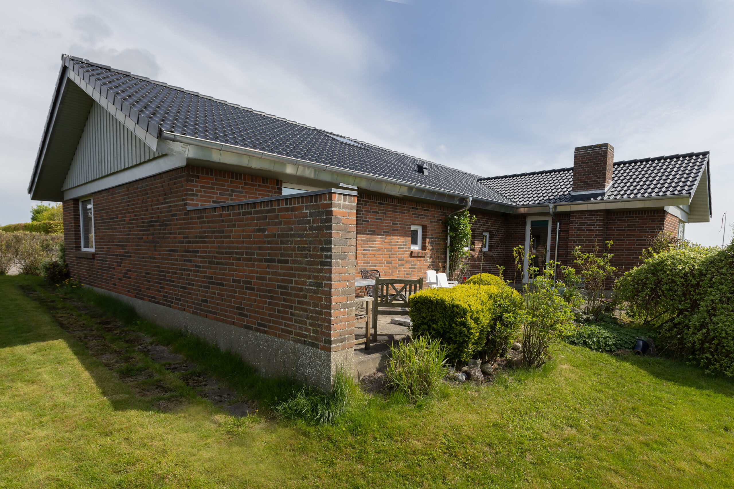 Rød murstensvilla med have og terrasse