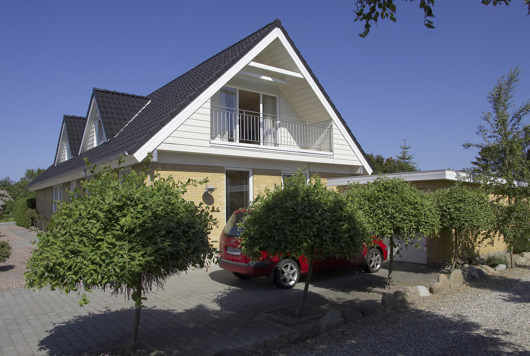 Moderne parcelhus med altan og garage