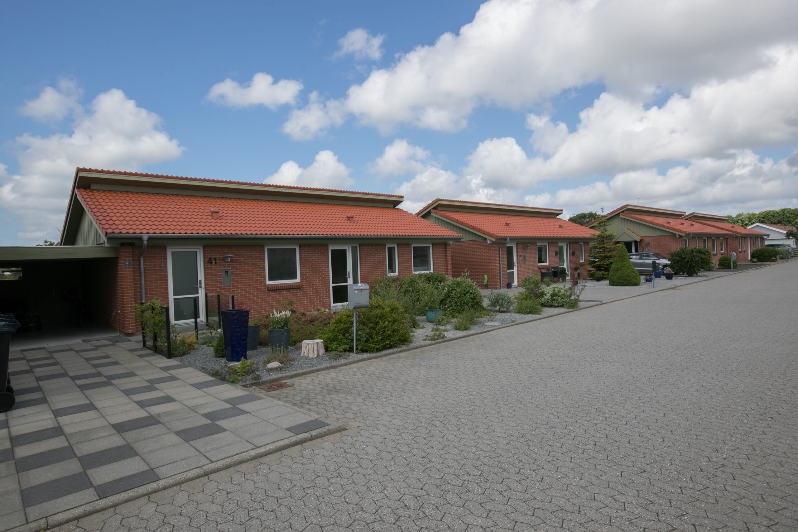 Rækkehuse i mursten med røde tegltage